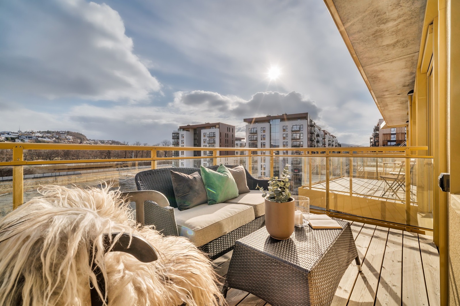 I 4.etasje oppnår man en flott utsikt og man kan nyte gode solforhold på balkongen fra morgen til ettermiddag